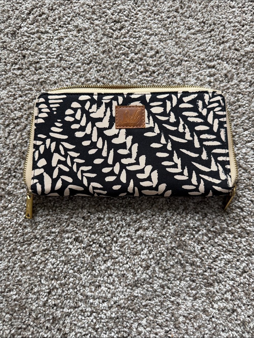 Sseko Black and Cream Patterned Zip-Around Wallet